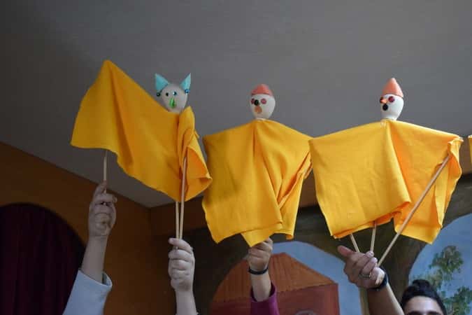Marmot-type hand puppets made by children during a creative workshop